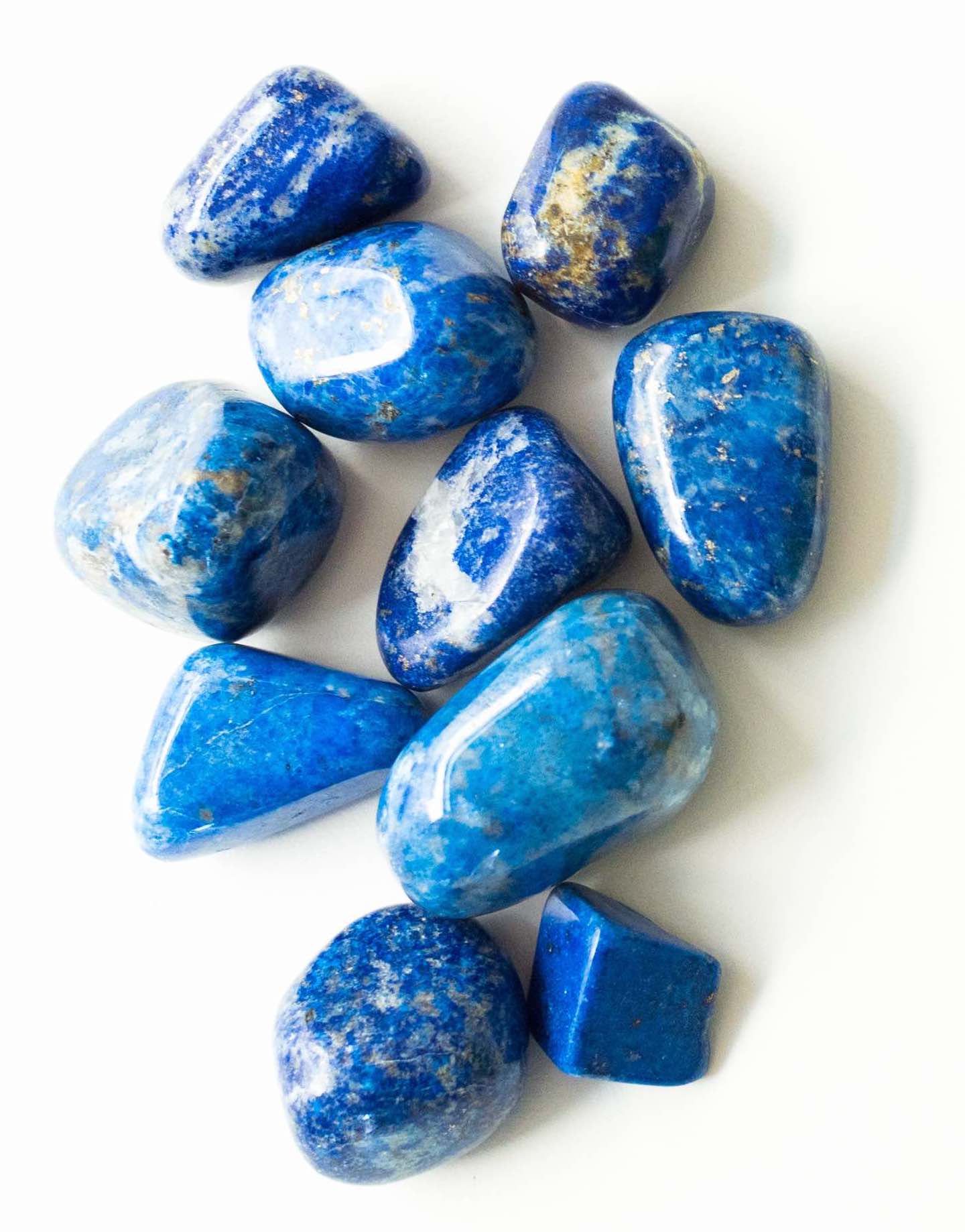 Thérapies énergétiques et développement personnel symbolisés par des Lapis Lazuli guérisseurs